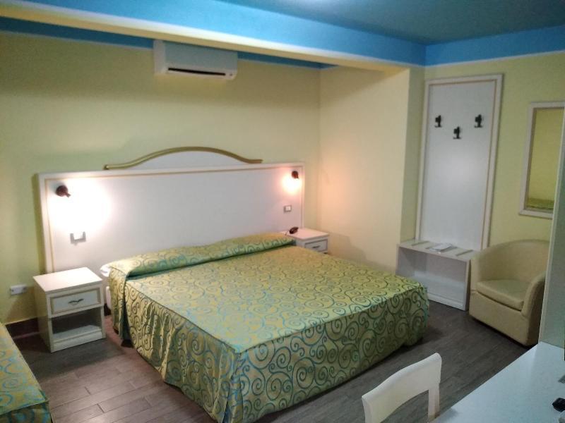 Hotel Villa Aurora Latina Esterno foto