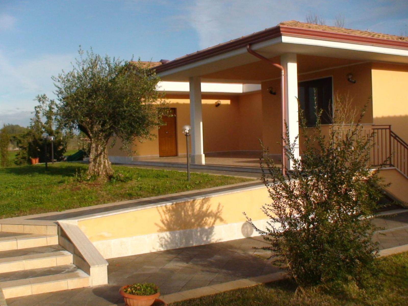 Hotel Villa Aurora Latina Esterno foto