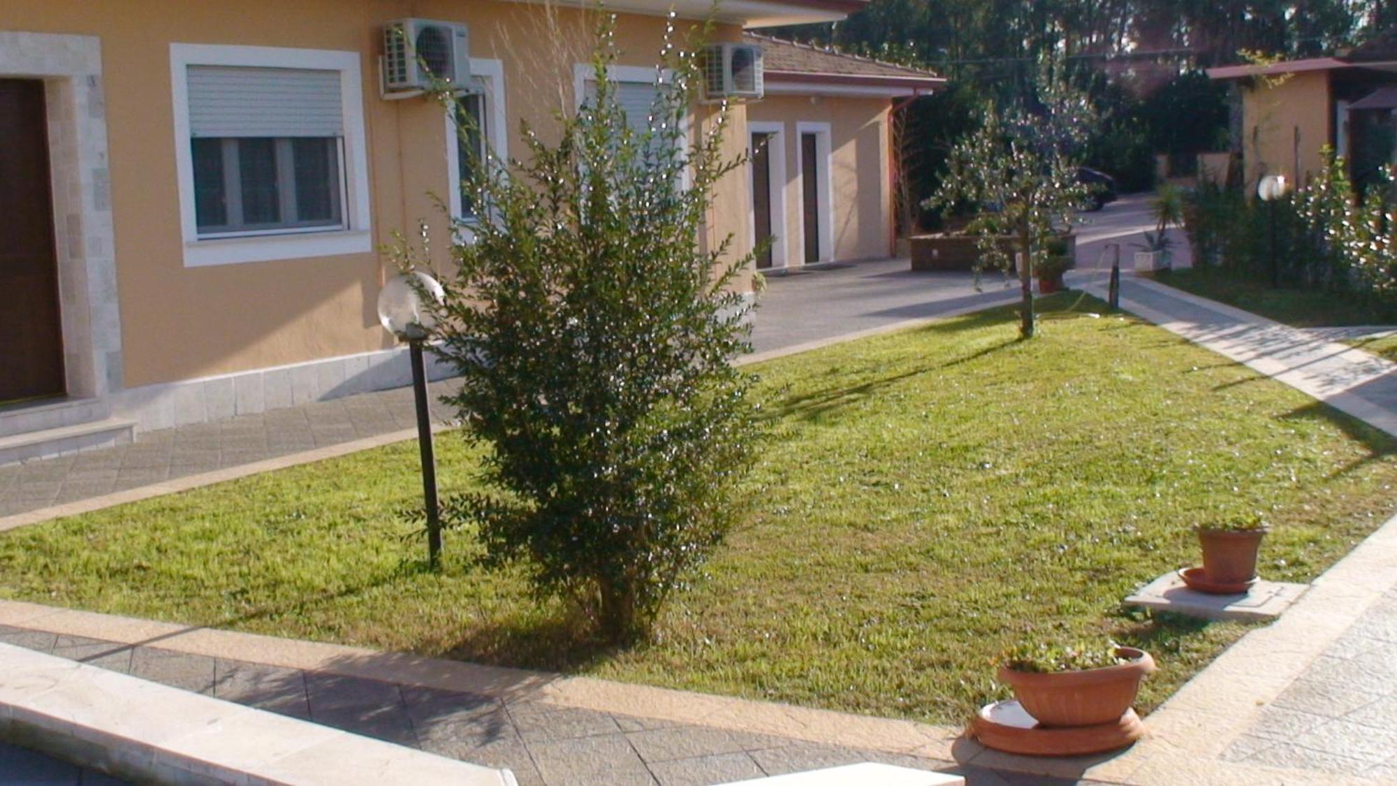 Hotel Villa Aurora Latina Esterno foto