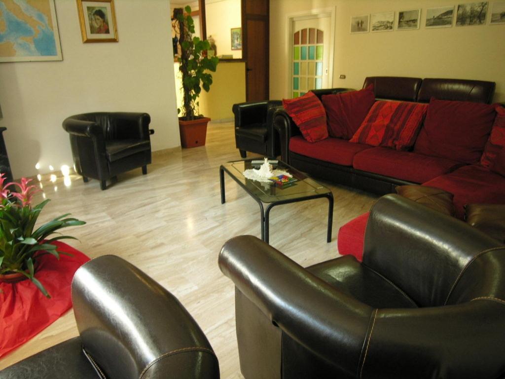 Hotel Villa Aurora Latina Esterno foto