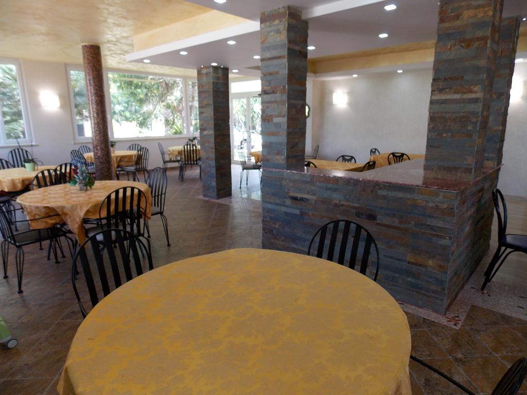 Hotel Villa Aurora Latina Esterno foto