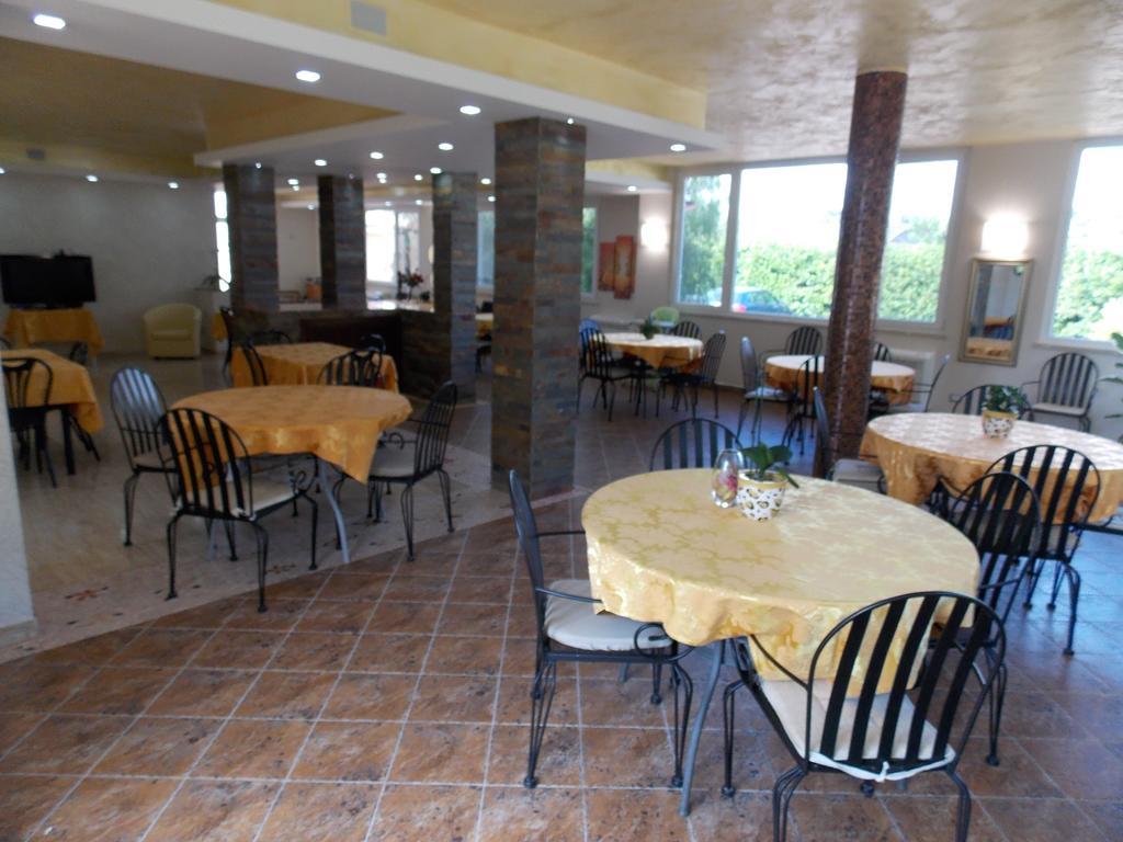 Hotel Villa Aurora Latina Esterno foto