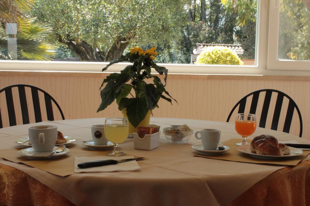Hotel Villa Aurora Latina Esterno foto