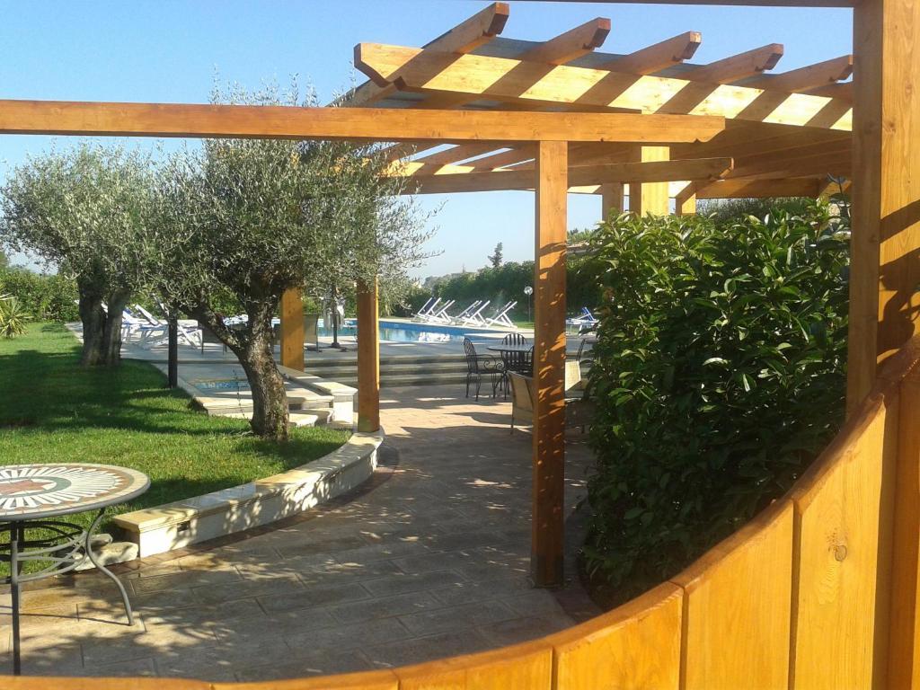 Hotel Villa Aurora Latina Esterno foto