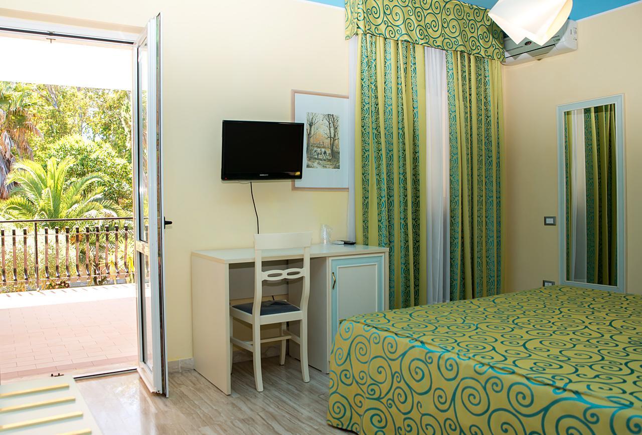 Hotel Villa Aurora Latina Esterno foto