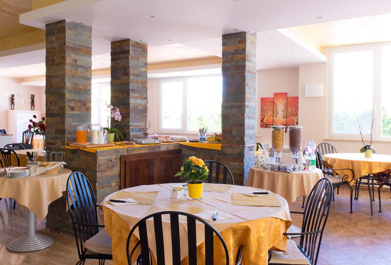 Hotel Villa Aurora Latina Esterno foto
